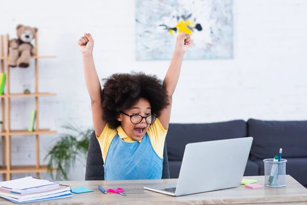 Aufgeregtes Afrikanisch Amerikanisches Kind Schaut Bei Schularbeiten Auf Laptop — Stockfoto