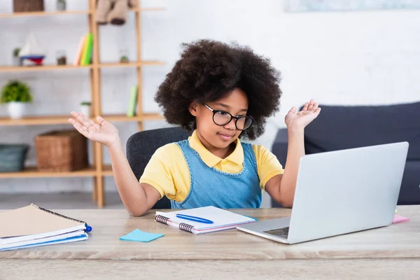 Gadis Afrika Amerika Berkacamata Menunjuk Dengan Tangan Laptop Dekat Notebook — Stok Foto