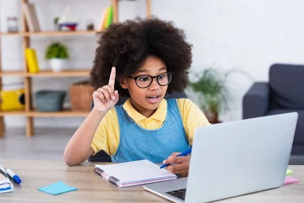 Niño Afroamericano Teniendo Idea Durante Lección Ordenador Portátil Casa — Foto de Stock