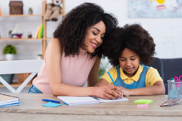 Glimlachen Afrikaans Amerikaanse Moeder Schrijven Notebook Met Kind Thuis — Stockfoto