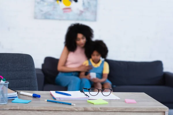 Brillen Notebook Afrikaanse Amerikaanse Moeder Met Kind Wazig Achtergrond Thuis — Stockfoto