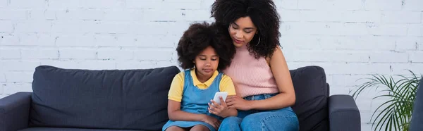 Afro Americano Mãe Criança Usando Celular Sofá Banner — Fotografia de Stock