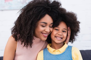 Gülümseyen Afro-Amerikan anne ve çocuğu 