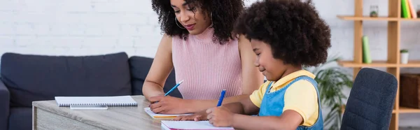 Sonriente Chica Afroamericana Haciendo Trabajo Escolar Con Madre Pancarta — Foto de Stock