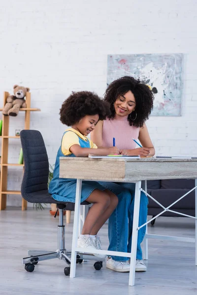 Ung Afrikansk Amerikansk Mor Hjälpa Dotter Med Skolarbete Hemma — Stockfoto