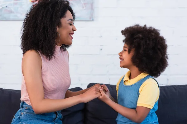 Side View African American Mother Daughter Holding Hands Couch Home — Stock Photo, Image