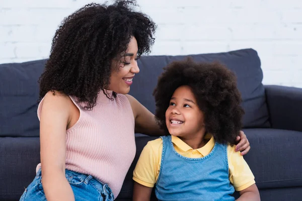 Positiv Afrikansk Amerikansk Förälder Kramar Dotter Soffan Hemma — Stockfoto