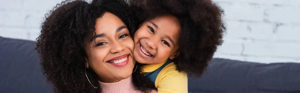 Χαρούμενος Αφροαμερικάνος Γονιός Και Κόρη Κοιτάζοντας Κάμερα Πανό — Φωτογραφία Αρχείου