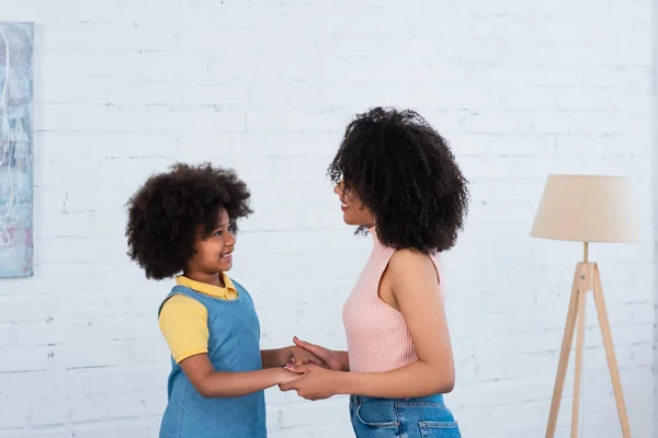 Afroamericano Madre Figlia Che Tiene Mano Soggiorno — Foto Stock