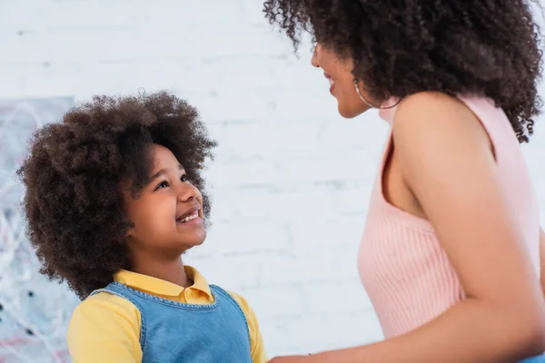 Sorrindo Garoto Afro Americano Olhando Para Pais Casa — Fotografia de Stock