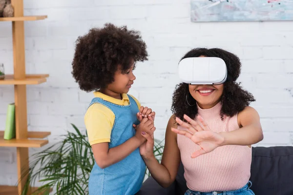 Niño Afroamericano Mirando Madre Sonriente Auriculares Realidad Virtual —  Fotos de Stock