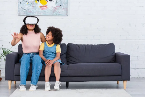 Hija Afroamericana Mirando Madre Jugando Auriculares — Foto de Stock