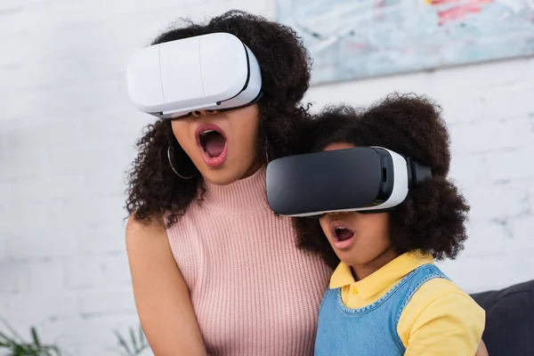 素晴らしいアフリカ系アメリカ人の子供と親のビデオゲームでVrヘッドセット — ストック写真