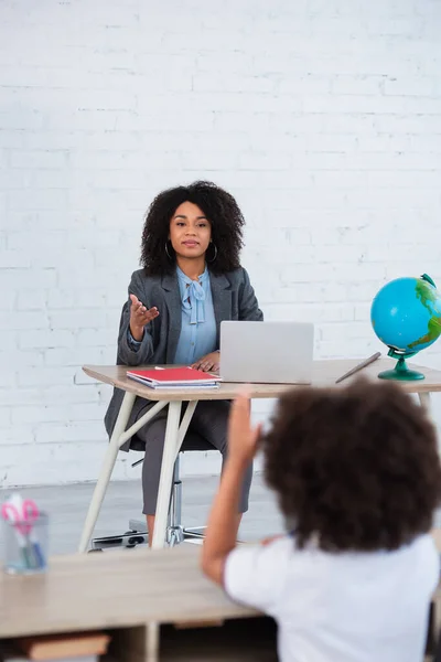 Profesora Afroamericana Señalando Con Mano Alumno Borroso — Foto de Stock