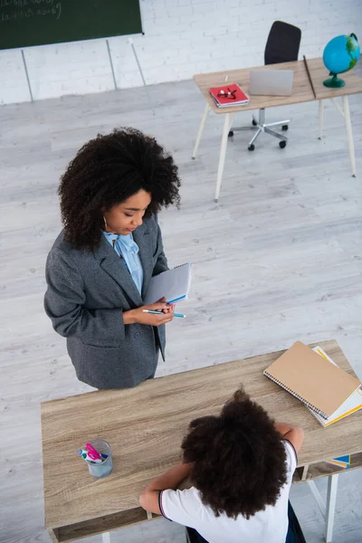 Overhead Ansicht Von Afrikanisch Amerikanischen Lehrer Hält Notizbücher Der Nähe — Stockfoto