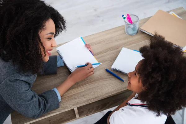 Vista Aérea Del Profesor Afroamericano Positivo Con Pluma Cuaderno Mirando — Foto de Stock