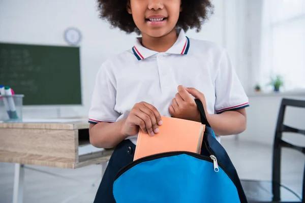 Vista Recortada Colegiala Afroamericana Sosteniendo Libro Mochila Aula — Foto de Stock