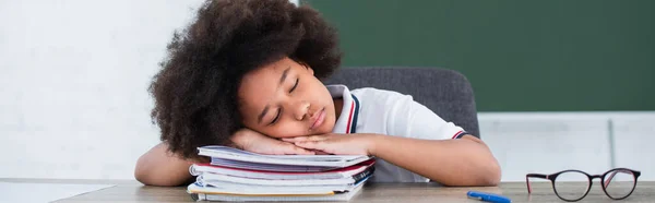 Niño Afroamericano Durmiendo Libros Texto Aula Pancarta — Foto de Stock