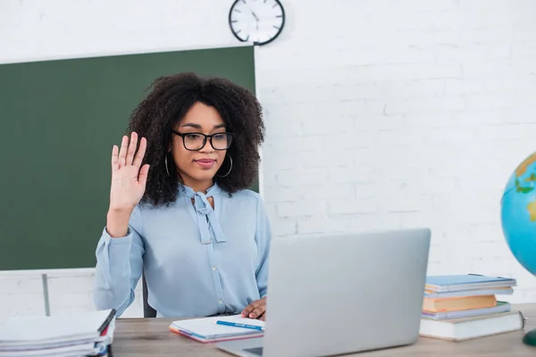 Afroamerikansk Lärare Som Har Videosamtal Laptop Klassrummet — Stockfoto