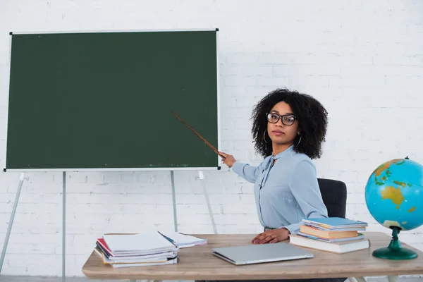 Professor Afro Americano Apontando Para Quadro Olhando Para Câmera Perto — Fotografia de Stock