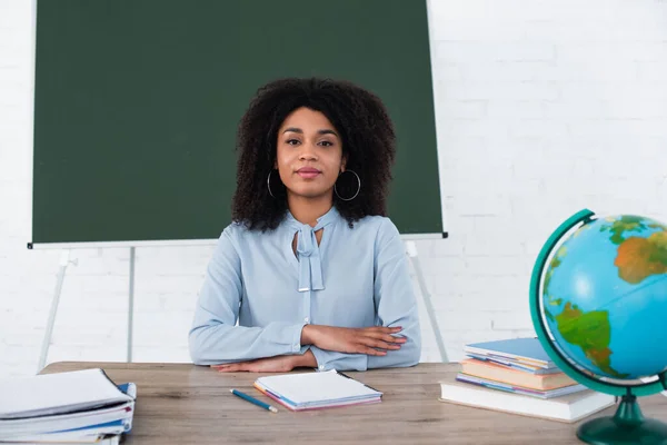 Profesora Afroamericana Sentada Mesa Trabajo Clase —  Fotos de Stock