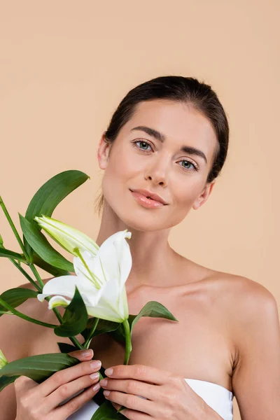 Brunette Woman Perfect Skin Holding Lily Flower Isolated Beige Beauty — Fotografia de Stock