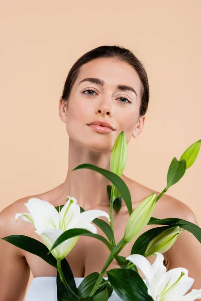Sensual Woman Fresh Lily Flowers Looking Camera Isolated Beige Beauty — Stock Photo, Image