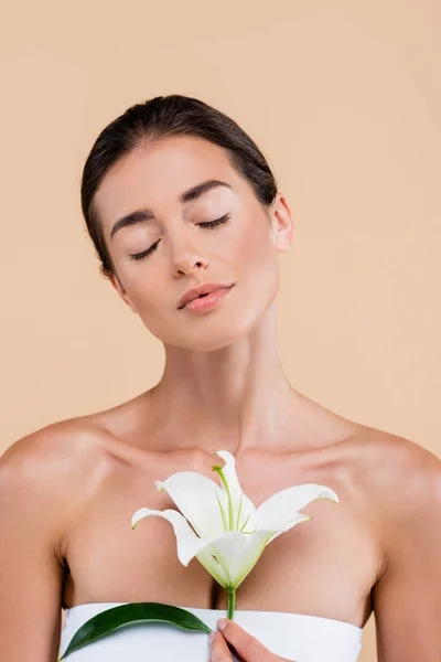 Sensual Woman Closed Eyes Posing White Lily Isolated Beige Beauty — Stok Foto