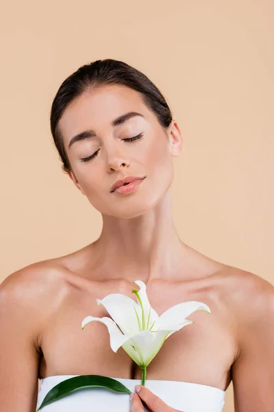 Sensual Woman Closed Eyes Posing White Lily Isolated Beige Beauty — Fotografia de Stock