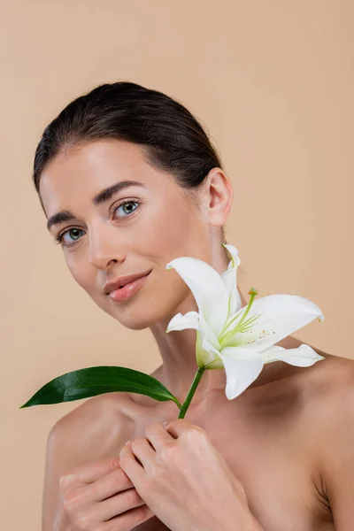 Brunette Woman Naked Shoulders White Lily Posing Isolated Beige Beauty — Stok Foto