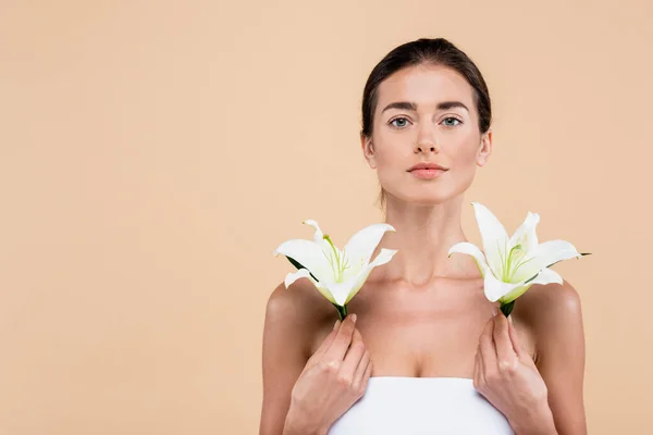 Vista Frontal Mujer Joven Con Flores Lirio Blanco Aisladas Beige —  Fotos de Stock