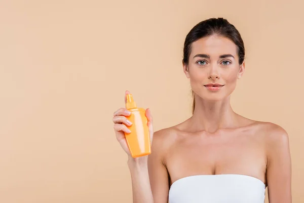 Mujer Bonita Sujetador Sin Tirantes Mostrando Botella Protector Solar Aislado — Foto de Stock