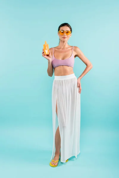 Woman Pareo Sunglasses Holding Sunscreen While Posing Hand Hip Blue — Fotografia de Stock