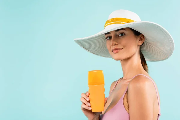 Pretty Woman Sun Hat Holding Bottle Sunscreen Isolated Blue — Fotografia de Stock