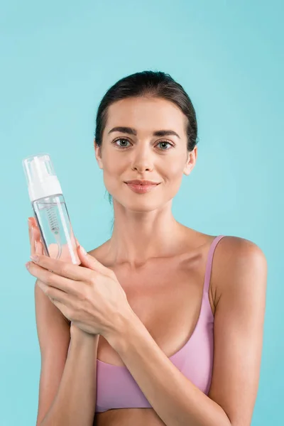 Mujer Positiva Traje Baño Sosteniendo Botella Tónico Facial Aislado Azul — Foto de Stock