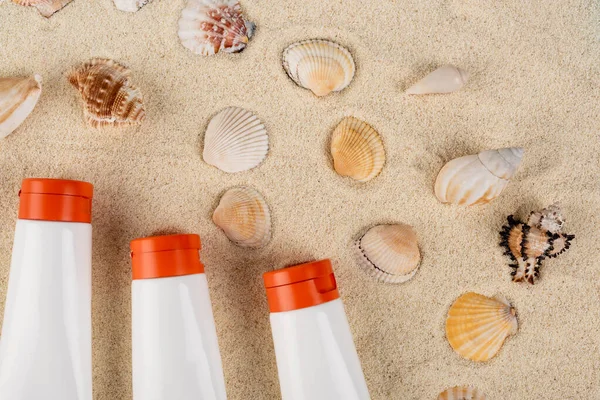 Top View White Tubes Sunblock Seashells Sand — Φωτογραφία Αρχείου