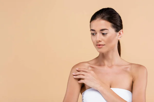 Young Woman Clean Skin Touching Naked Shoulder Isolated Beige Beauty — Fotografia de Stock