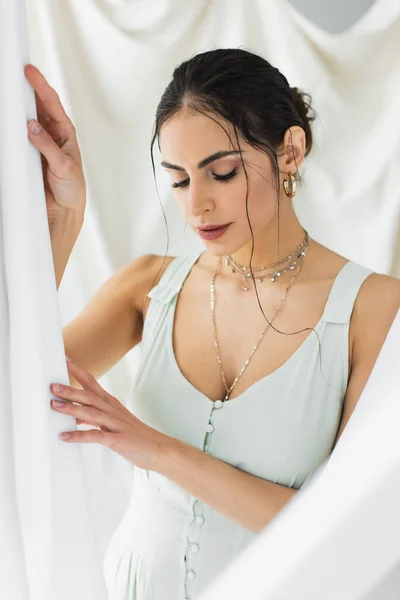 Morena Mujer Vestido Posando Blanco — Foto de Stock