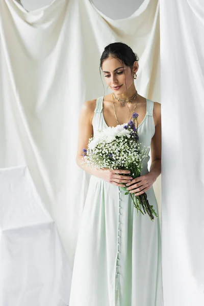 Hübsche Frau Kleid Mit Blumenstrauß Auf Weißem Grund — Stockfoto
