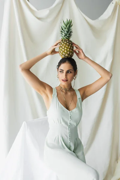 Morena Mujer Vestido Posando Con Piña Por Encima Cabeza Blanco — Foto de Stock