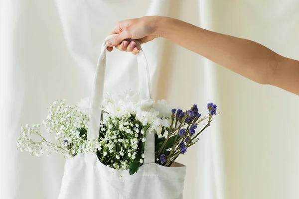 Kadının Kumaş Torbası Beyaz Çiçeklerle Kısmi Görüntüsü — Stok fotoğraf