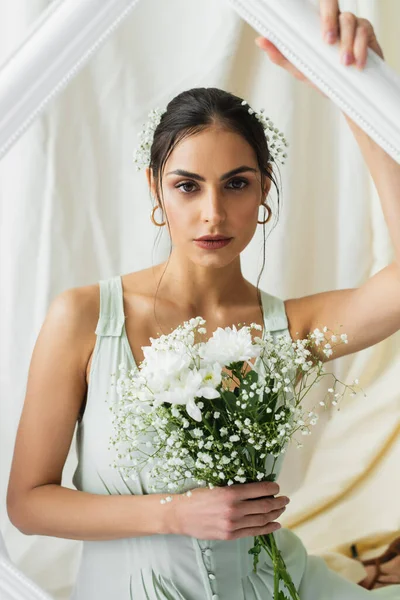 Vacker Kvinna Som Håller Bukett Blommande Blommor Nära Ram Vit — Stockfoto