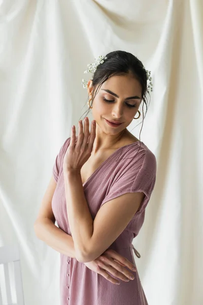 Donna Sorridente Con Fiori Capelli Posa Bianco — Foto Stock