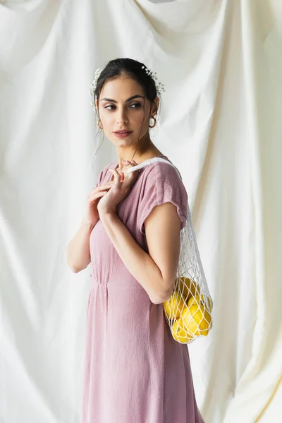 Brunette Woman Holding Reusable String Bag Lemons White — 图库照片