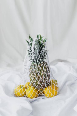 Limonlu ve ananaslı yeniden kullanılabilir ip torbası.
