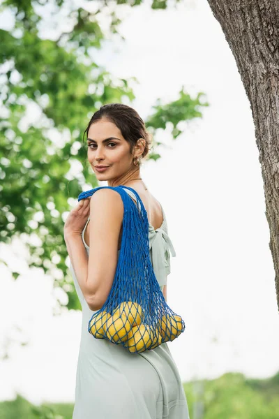 Brunette Woman Holding Reusable String Bag Lemons Park — Stock Photo, Image