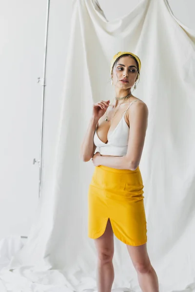 Brunetka Kobieta Żółty Spódnica Uprawa Top Pozowanie Biały — Zdjęcie stockowe