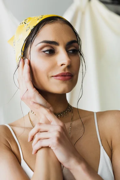 Femme Élégante Foulard Jaune Posant Sur Blanc — Photo