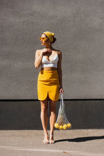 Full Length Stylish Woman Sunglasses Yellow Headscarf Holding String Bag — Stock Photo, Image