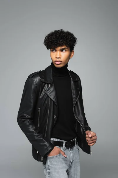 African American Man Black Leather Jacket Looking Away While Standing — Fotografia de Stock